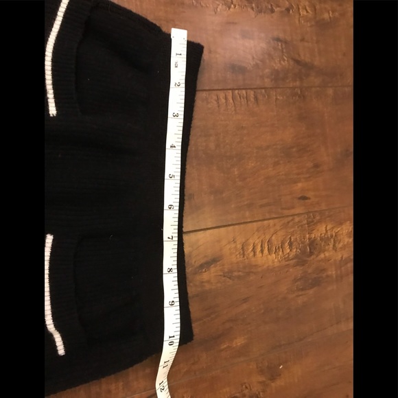 Black/White V-neckline Sweater and Skirt Knit Set - Picture 11 of 13